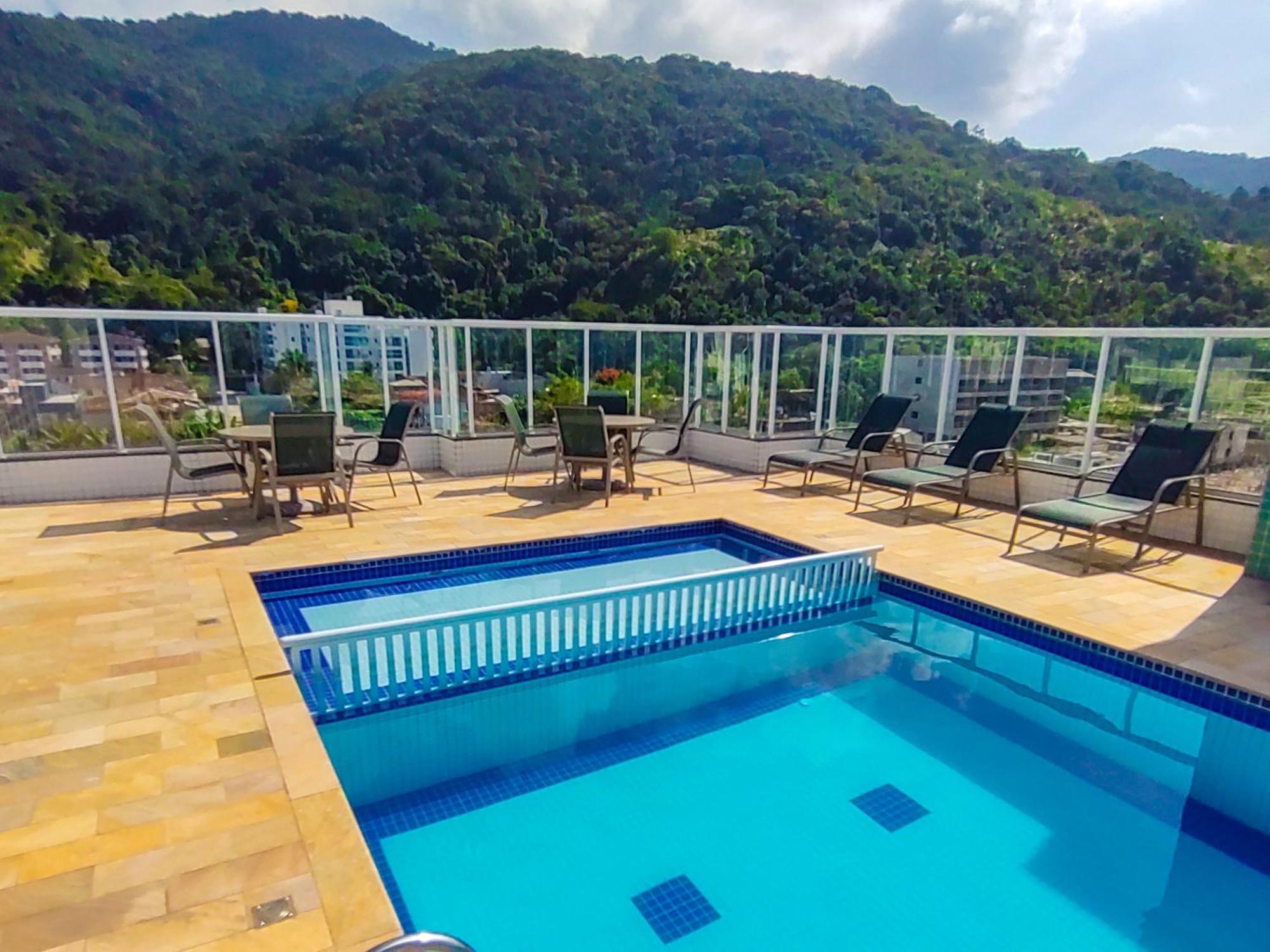 Apartamento Vista Apartments: Beachside Retreat With Rooftop Pool